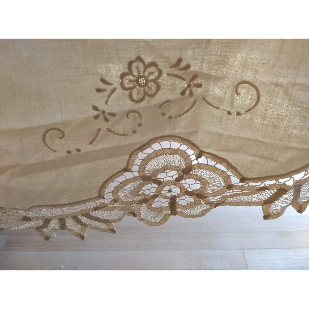 Vintage Madeira Lace Tablecloth 128